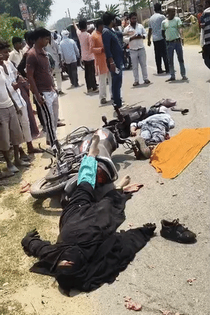 हादसे के बाद पति-पत्नी के शव करीब 4 फीट की दूर पर पड़े थे। पास में ही बेटी की लाश पड़ी रही।