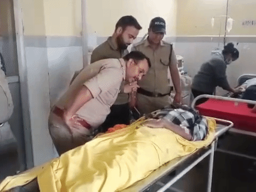 अस्पताल में पहुंच घायलों से जानकारी लेती टीम।