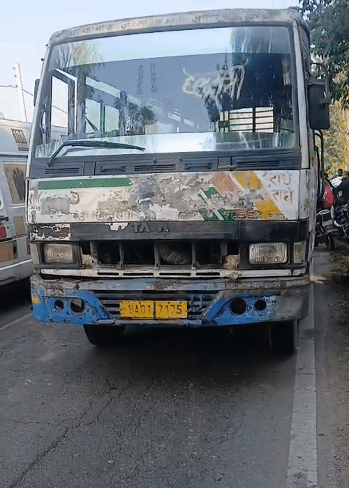 इसी बस से टकराई थी बाइक।