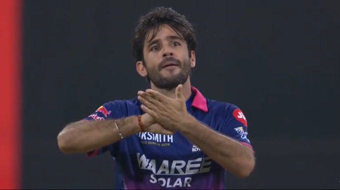 बिश्नोई ‘नोटबुक लिखने’ वाला सेलिब्रेशन करते हुए।