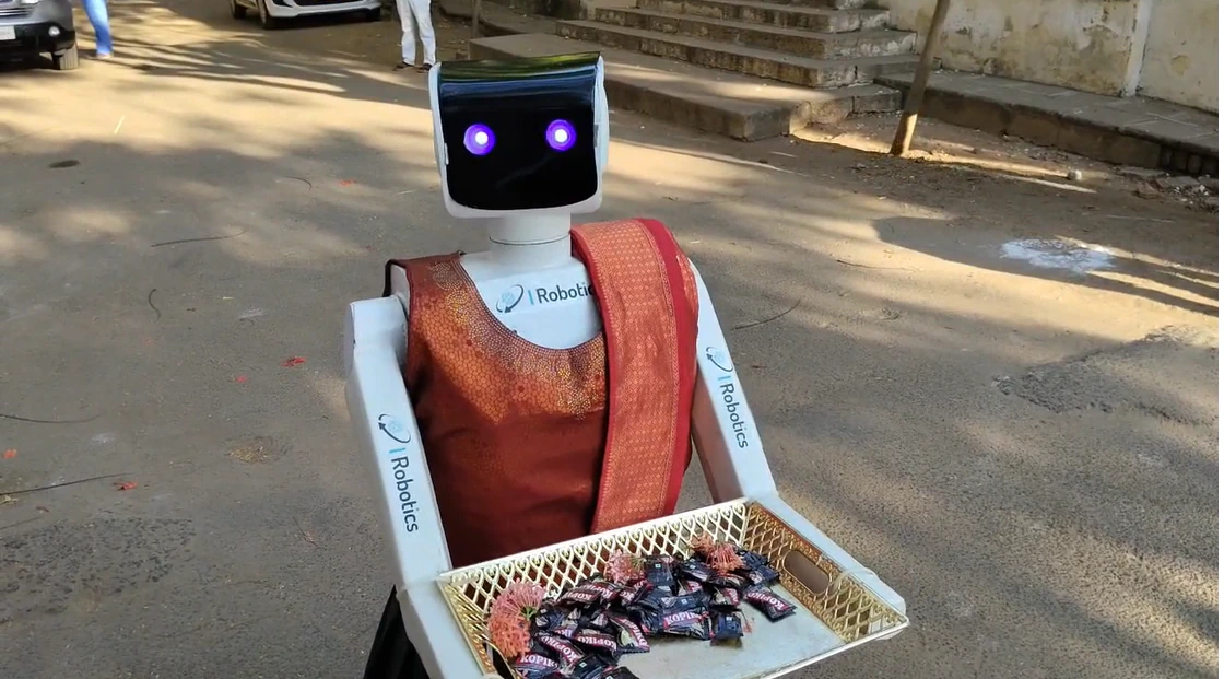 तमिलनाडु के कोयंबटूर में रोबोट ने वोटर को चॉकलेट देकर स्वागत किया।