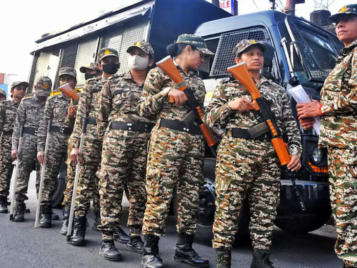 2.4 लाख जवानों के साथ दर्जनों बख्तरबंद गाड़ियां और ट्रक भी तैनात किए गए हैं।