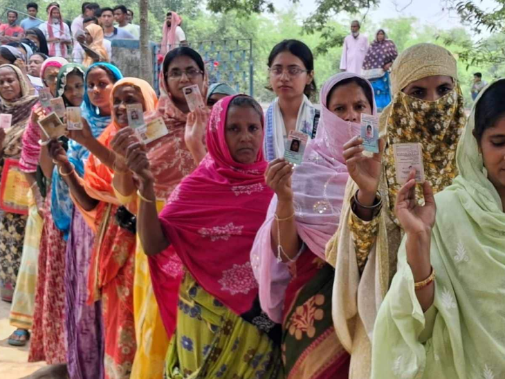 रानीनगर विधानसभा क्षेत्र के एक पोलिंग बूथ पर लाइन में लगीं महिला मतदाता।