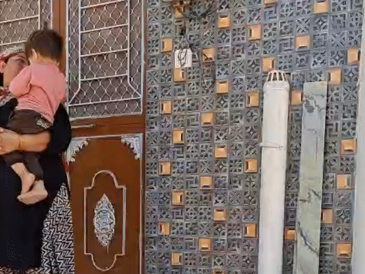 जिस घर में अहमद रह रहा था, वहां के लोग कुछ भी कहने से हिचकिचा रहे हैं।