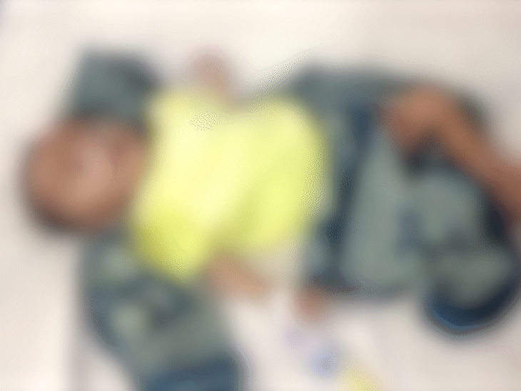 अस्पताल में भर्ती कुपोषित बच्चे को किया जा रहा है इलाज।