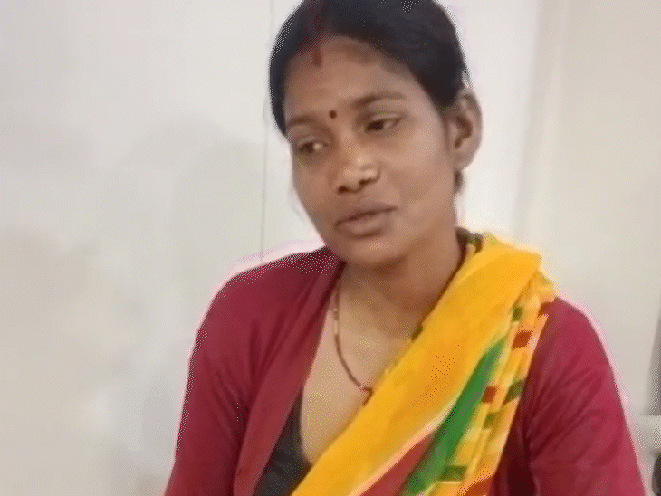 अपने बच्चे का इलाज कराने आई मां जानकारी देते हुए।