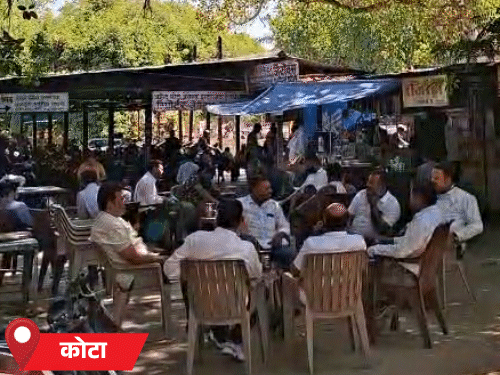 चिलचिलाती धूप और गर्मी से बचने के लिए कोटा अदालत परिसर में पेड़ की छांव के नीचे बैठे वकील।