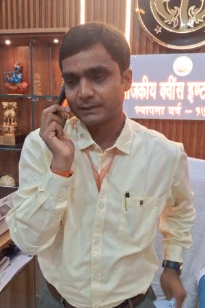 10वीं का रिजल्ट आते ही काशी के क्वींस कॉलेज के प्रिंसिपल रो पड़े। उनके कॉलेज के छात्र ने वाराणसी में टॉप किया है।