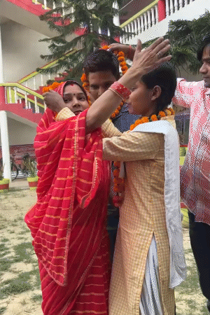 सीतापुर की अर्पिता ने 10वीं में तीसरी रैंक प्राप्त की। उनकी मां खुशी से झूम उठीं। अर्पिता को गले लगाकर आशीर्वाद दिया।