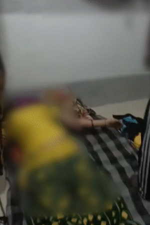 सीन 2- युवती का शव उसी कमरे में फर्श पर बिछे गद्दे पर पड़ा था।