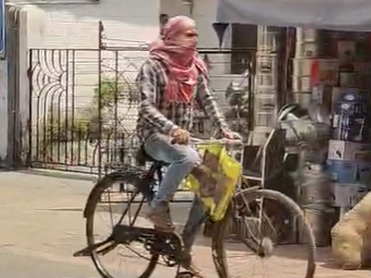 चाईबासा में धूप और गर्म थपेड़ों से बचने के लिए लोग चेहरे को कपड़े से बांध सड़क पर निकले।