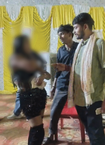 सोनल ने बताया कि मैं पिछले एक साल से ऑर्केस्ट्रा में डांस कर अपने परिवार का भरण-पोषण कर रही हूं।