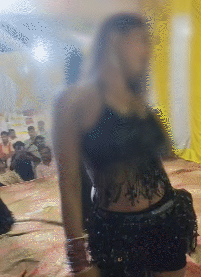 बेगूसराय के नावकोठी में एक शादी समारोह में डांस करती सोनल चौहान।