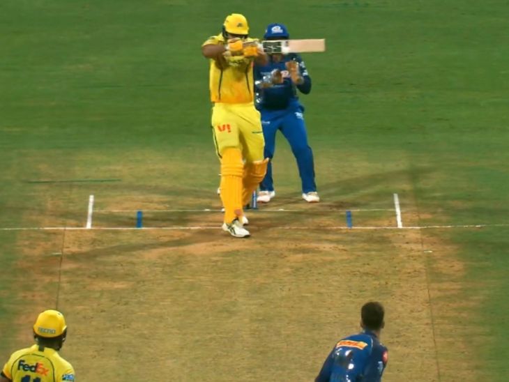 सैंटनर ने 109 की स्पीड से बाउंसर डाली।