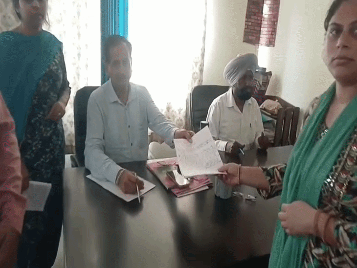 बाल सुरक्षा विभाग को शिकायत देती माता जसमीत।
