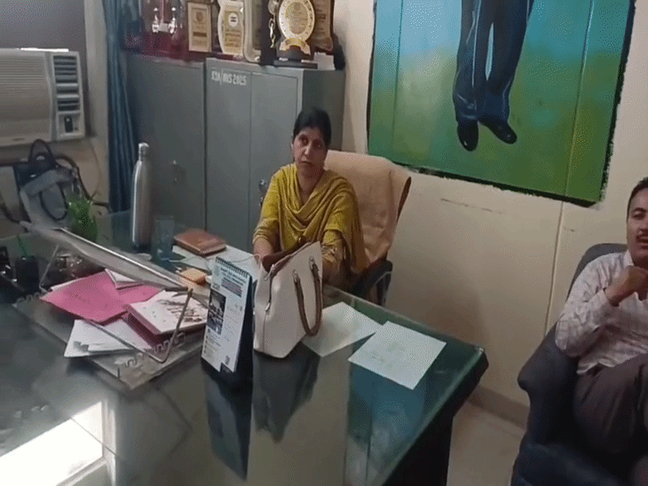 मामले की शिकायत लेकर जिला शिक्षा अधिकारी के पास पहुंचे परिजन।