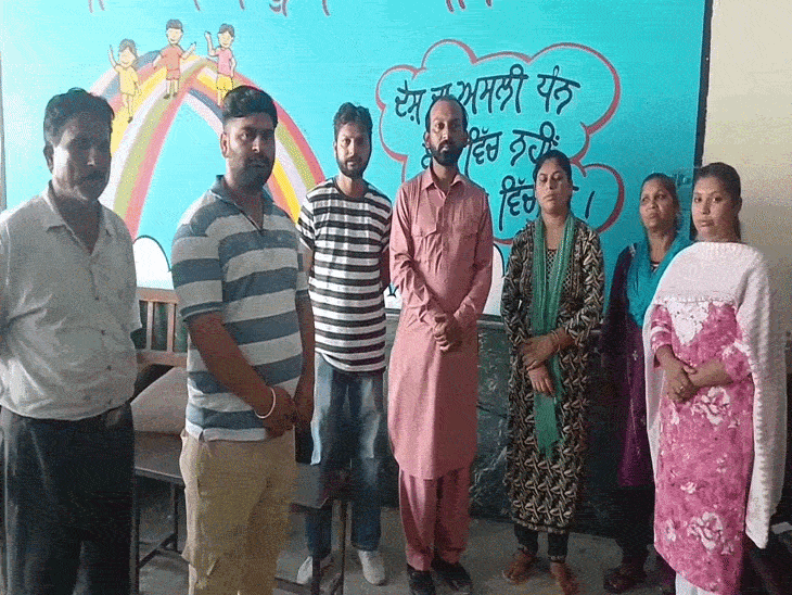 मामले की शिकायत लेकर जिला शिक्षा अधिकारी के पास पहुंचे परिजन।