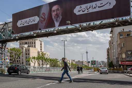 तेहरान में मंगलवार को ईरान के सुप्रीम लीडर मोजतबा खामेनेई का एक बैनर लगा दिखा।