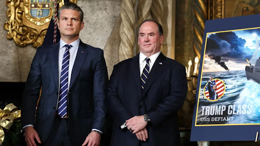 रक्षा मंत्री हेगसेथ के साथ फेलन। वे ट्रम्प सरकार के दूसरे कार्यकाल में नियुक्त पहले अधिकारी हैं, जिन्हें पद से हटाया गया है।