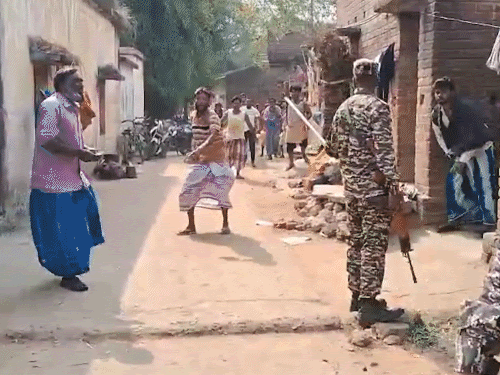 बीरभूम में EVM खराब होने के बाद लोगों ने पुलिस और सेंट्रल फोर्स पर पथराव कर दिया।