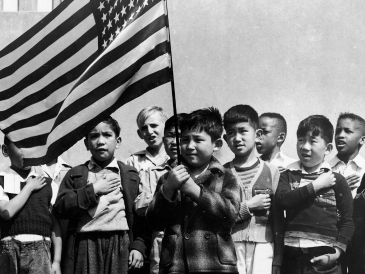 अमेरिकी संविधान का 14वां संशोधन बच्चों को जन्मजात नागरिकता की गारंटी देता है। अमेरिका में यह कानून 158 साल से लागू है।