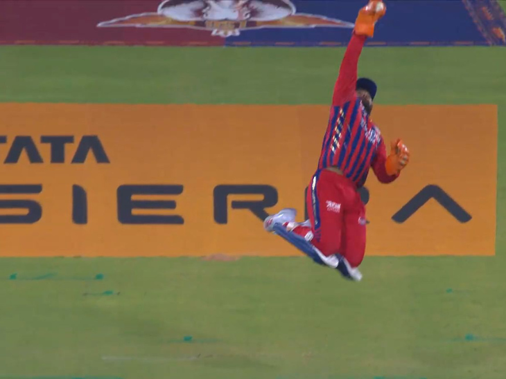 पंत ने छलांग लगाकर जायसवाल का कैच 22 रन पर पकड़ा।