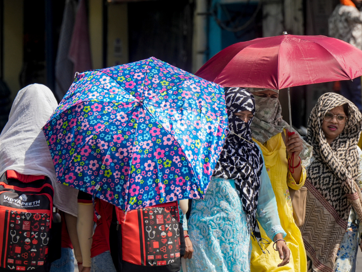 लखनऊ में तेज धूप और गर्मी के दौरान महिलाएं धूप में चलते हुए खुद को ढ़कते नजर आईं। शहर का तापमान 40 °C के आसपास दर्ज किया गया।