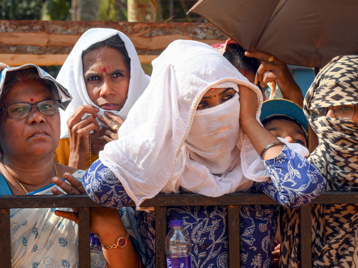 केरल के तिरुवनंतपुरम में भीषण गर्मी के दौरान एक त्योहार में लोग खुद को ढककर निकल रहे हैं।