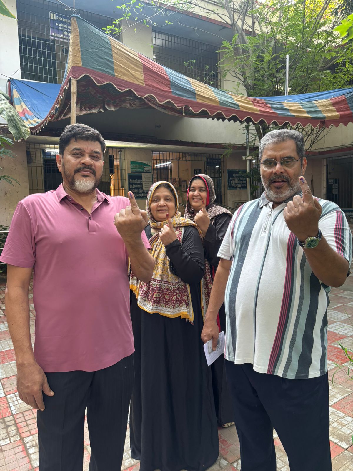 तमिलनाडु के चेन्नई के थाउजेंड लाइट्स इलाके में वोट डालने के बाद स्याही दिखाते वोटर।