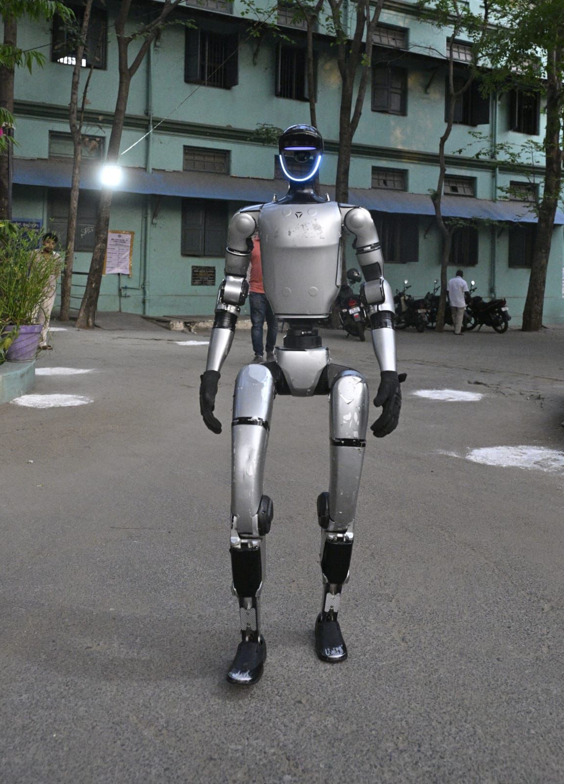 तमिलनाडु के वेल्लोर के गवर्नमेंट मुस्लिम हायर सेकेंडरी स्कूल मॉडल पोलिंग बूथ पर वोटर्स के स्वागत के लिए G1 ह्यूमनॉइड रोबोट रखा गया है।