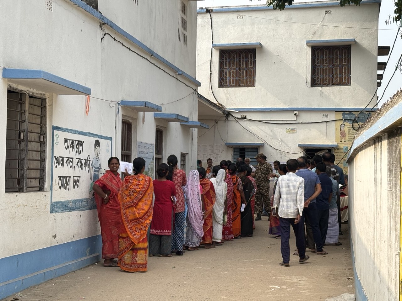 पश्चिम बंगाल के मुर्शिदाबाद के मणिकहार पोलिंग बूथ कुछ देर के लिए EVM दिक्कत आई। बुजुर्ग और दिव्यांग भी वोट डालने के लिए लाइन में लगे।