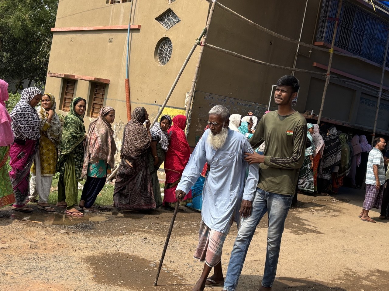 पश्चिम बंगाल के मुर्शिदाबाद में वोट डालने पहुंचे बुजुर्ग।