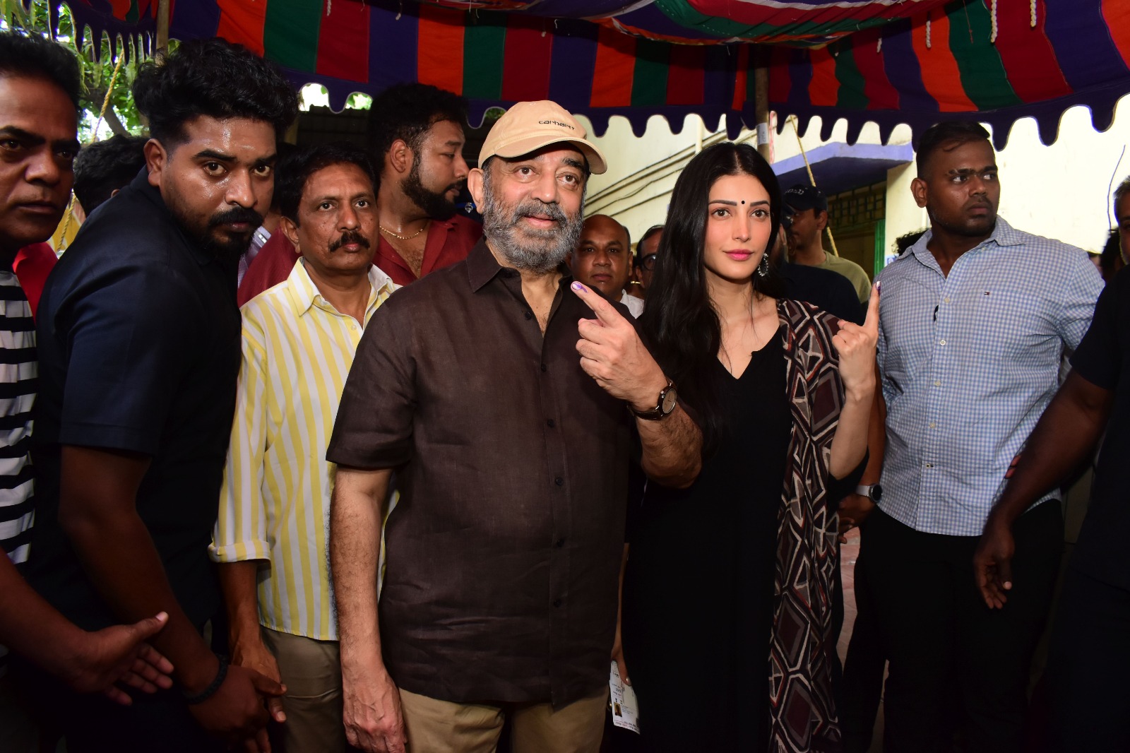 तमिलनाडु के चेन्नई में एक्टर कमल हासन, बेटी श्रुति हासन ने वोट डाला।