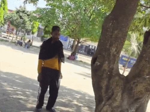 जालंधर में रेलवे स्टेशन के पास सुध-बुध खोकर खड़ा व्यक्ति।