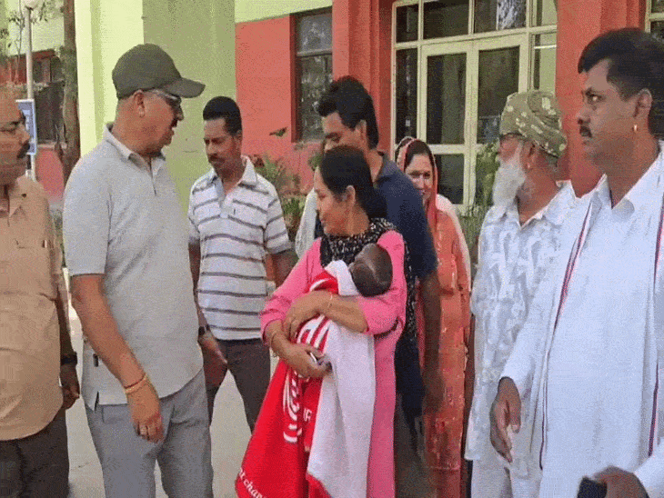 स्थानीय लोगों के साथ एसएसपी कार्यालय पहुंचे बच्चे के परिजन।