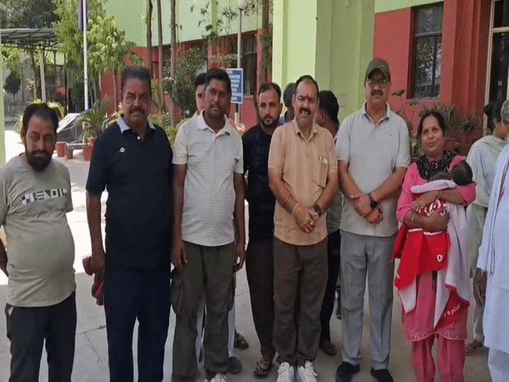 गुरुवार को लोगों के साथ एसएसपी कार्यालय पहुंचे थे बच्चे के परिजन।