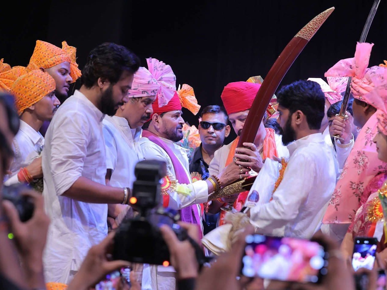 बृजभूषण को क्षत्रिय समाज ने तलवार देकर सम्मानित किया।