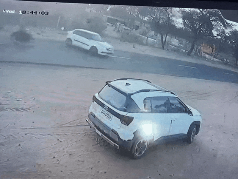 हादसा गुरुवार की शाम को हुआ, जब एक कार हाईवे पर शराब की दुकान देखकर यू-टर्न लेने लगी।