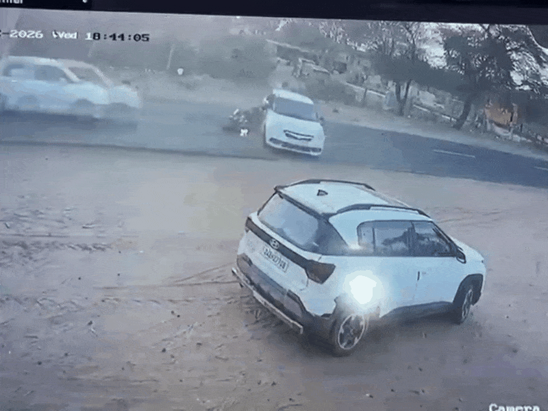 हादसे के बाद एक दूसरी गाड़ी भी पहली गाड़ी से टकराते हुए बाइक सवार पर चढ़ गई।