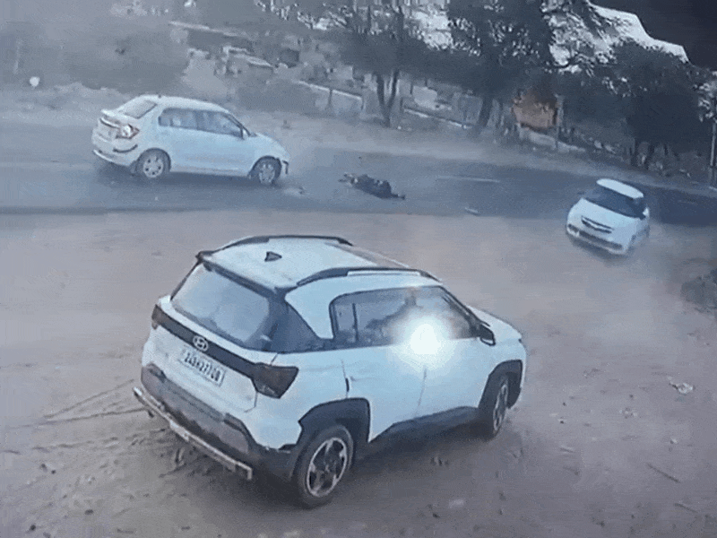 टक्कर के बाद सड़क पर गिरा बाइक सवार और गाड़ी लेकर भागते हुए आरोपी कार ड्राइवर।