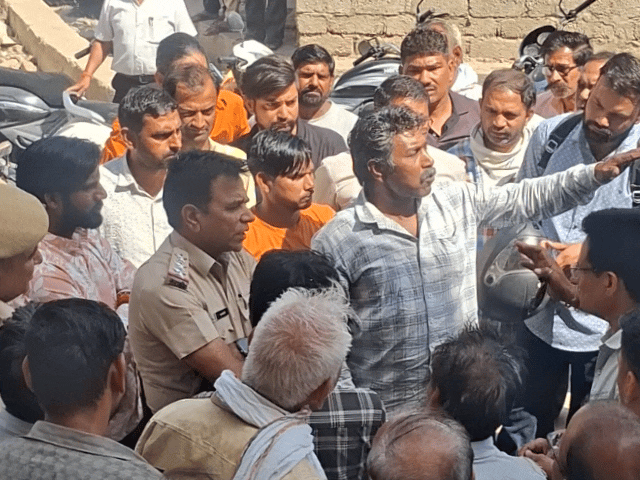 धरने पर मौजूद लोगों से समझाइश करते हुए पुलिस।