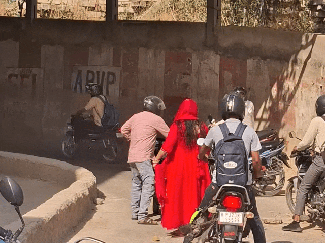 जाम के चलते वापस लौटते हुए लोग।