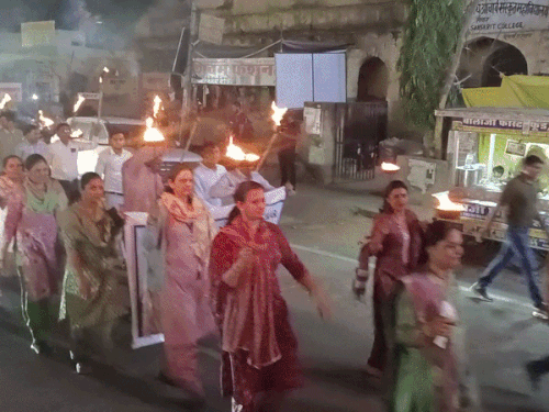 मशाल जुलूस निकालते हुए नर्सिंगकर्मी।