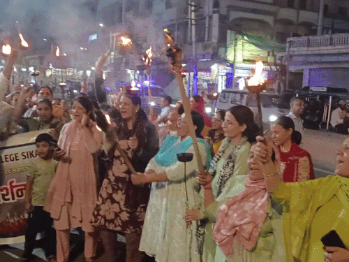 नर्सिंगकर्मियों ने रेगुलर पोस्ट दोबारा बहाल करने की मांग करते हुए नारे लगाए।