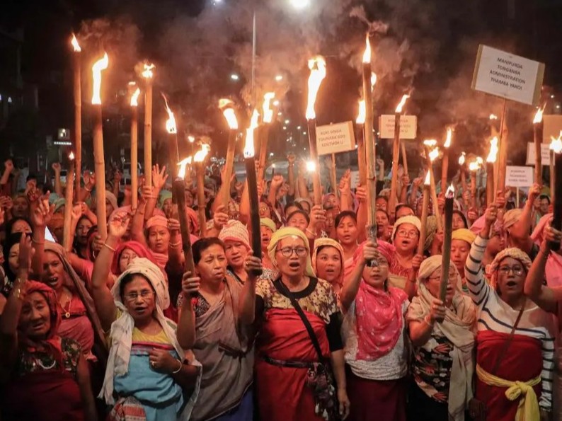 मेइरा पाईबी मैतेई महिलाओं का एक प्रमुख सामाजिक आंदोलन और समूह है। - Dainik Bhaskar