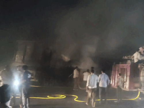 बोलेरो में लगी आग के कारण सादुलपुर-पिलानी रोड पर जाम लग गया। आग बुझने के बाद ट्रैफिक फिर से शुरू हो सका।