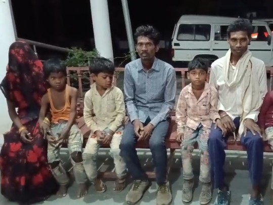 पुलिस और ग्रामीणों की सूचना पर परिजन बच्चों को लेने पहुंचे।