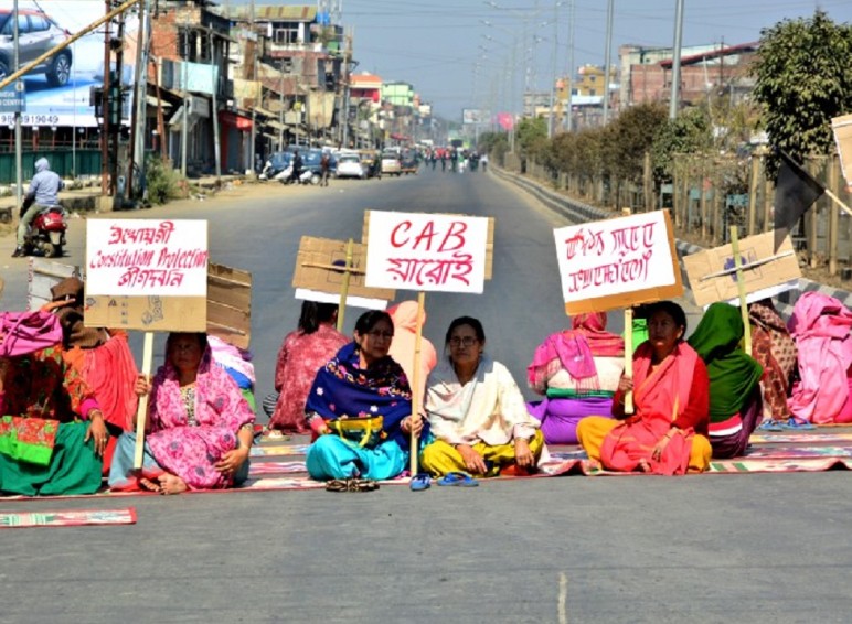 मेइरा पाईबी मणिपुर में शांति की बहाली की मांग करते हुए सड़कों पर उतरी हैं।