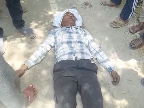 यह कानपुर का रहने वाला सुनील कुमार (45) है, जिसकी बाइक पर बैठे-बैठे मौत हो गई।