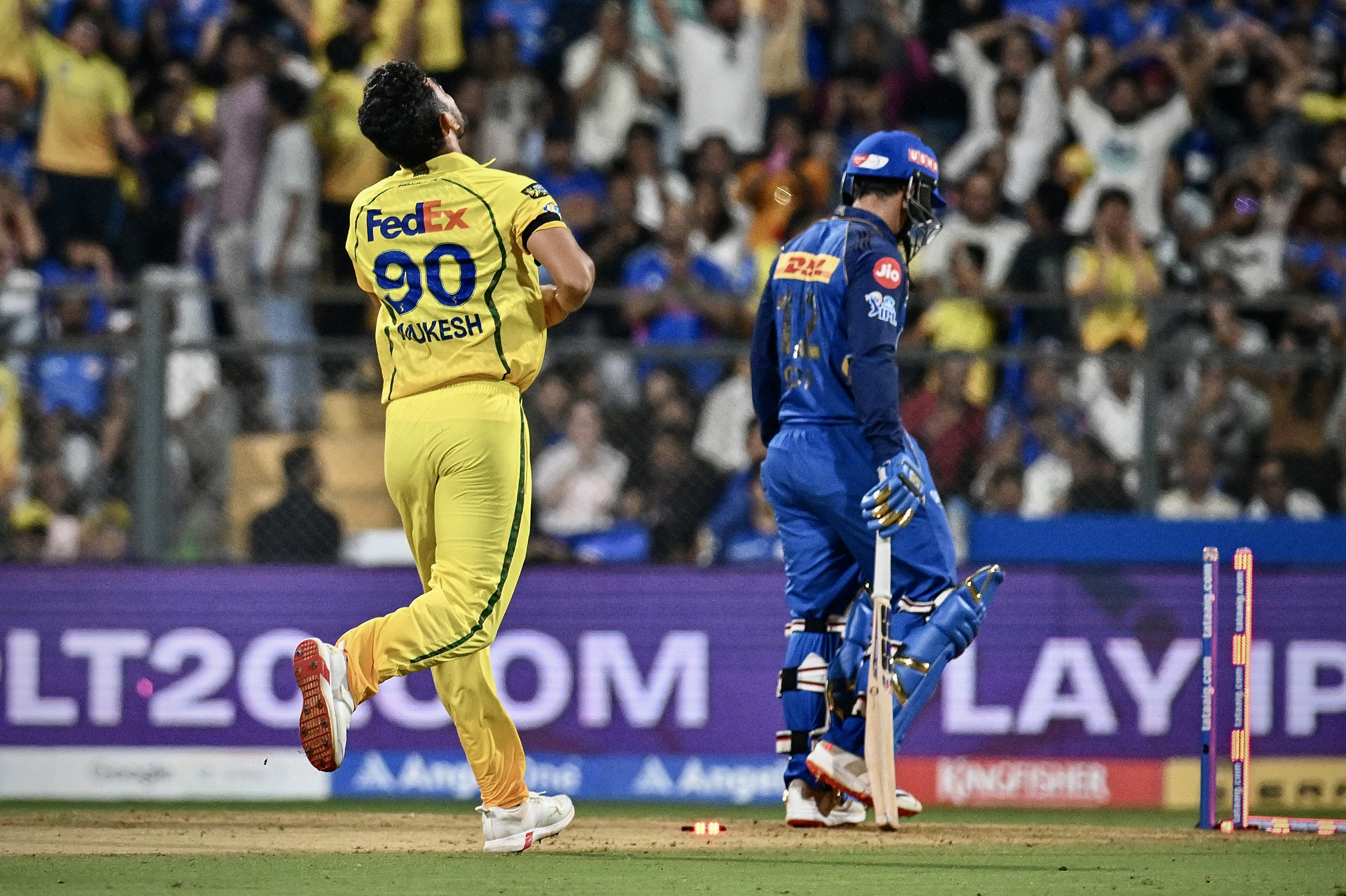 मुकेश ने 31 रन देकर एक विकेट लिया।